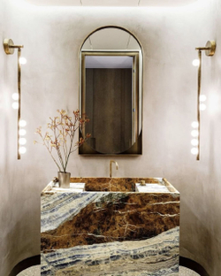 Вертикальное настенное бра в современном стиле