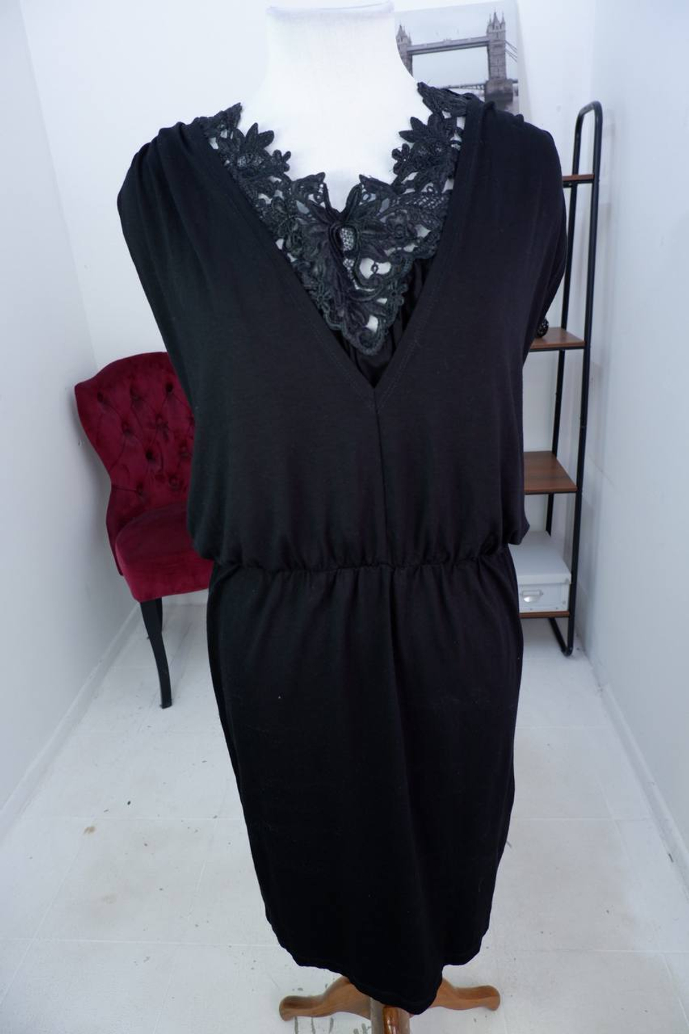 Платье с резинкой на талии и кокетливым акцентом, визуально на 46 размер