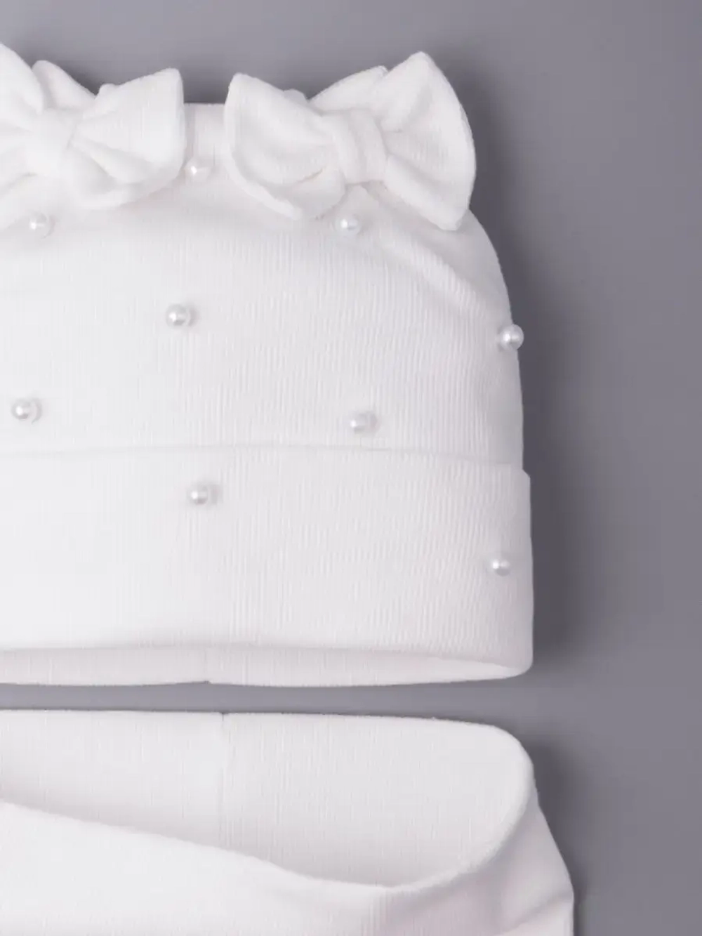 Шапка для девочки на осень с бусинами и снуд