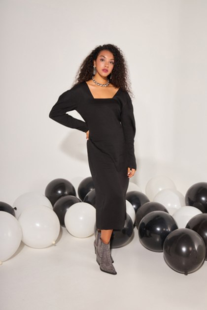 Черное платье с объемными рукавами