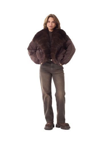 Шоколадная парка с меховым воротником-стойкой