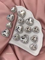 Стразы в цапах сердечки в обрамлении из страз