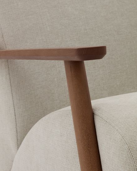 Кресло Meghan из жемчужного шенилла и массива ясеня с отделкой под орех Испания La Forma