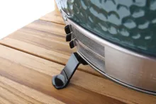 Керамический гриль Big Green Egg XL XLarge (очень большой), 61 см на столе из акации