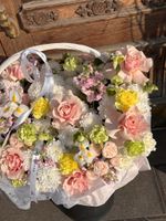 Цветочная композиция в корзине в кремово - розовой гамме