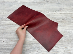 Фото натуральной кожи бордового цвета