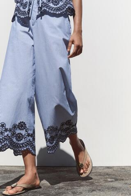 ZARA БРЮКИ-КЮЛОТЫ В ПОЛОСКУ С ВЫШИВКОЙ, СИНИЙ / ИНДИГО
