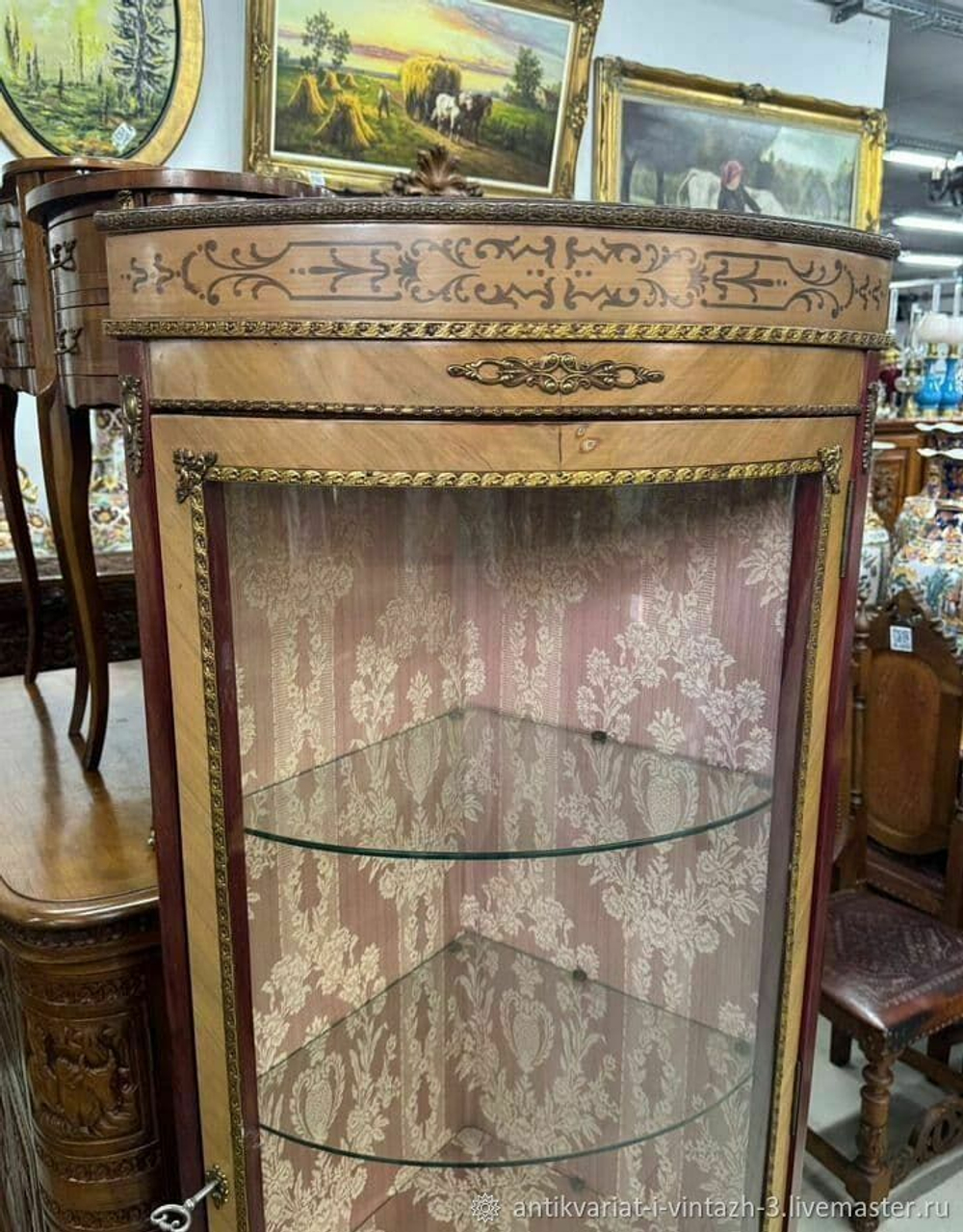 Угловая старинная витрина