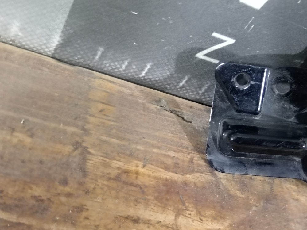 Кронштейн решетки радиатора левый Mazda CX-5 2 (KF) 21-нв Б/У Оригинал KSD450164