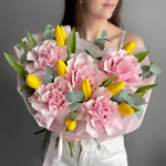 Французские розы, желтые тюльпаны с эвкалиптом нежный букет