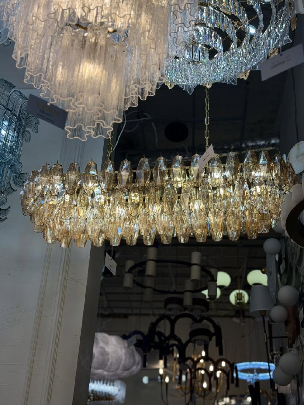 Эффектная люстра с множеством рифлёных стеклянных плафонов янтарного оттенка на золотом основании ✨