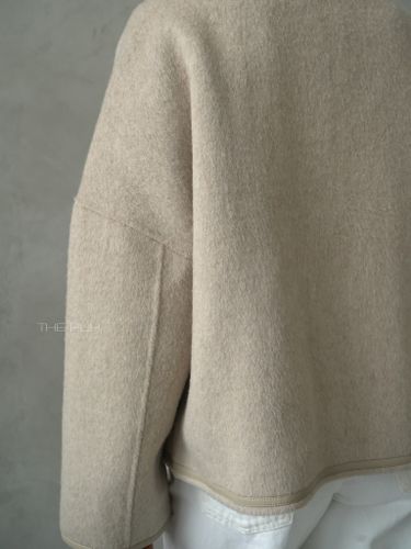 Бежевый шерстяной бомбер на молнии