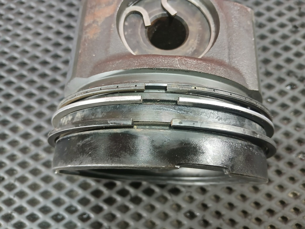 Поршень с шатуном 2020г.