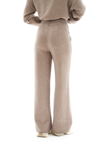 Вязаный костюм с вышивкой в цвете капучино