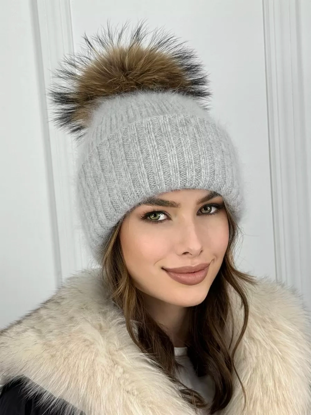 шапка ангора с меховым помпоном зимняя пушистая стильная