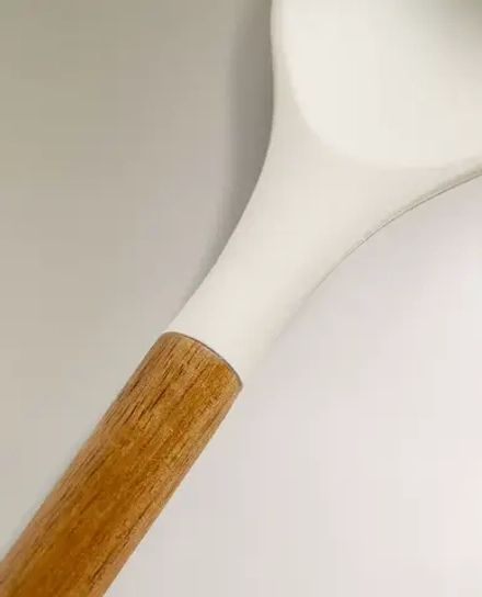 ZARA HOME СИЛИКОНОВАЯ ЛОЖКА С ДЕРЕВЯННОЙ РУЧКОЙ, КРЕМОВЫЙ