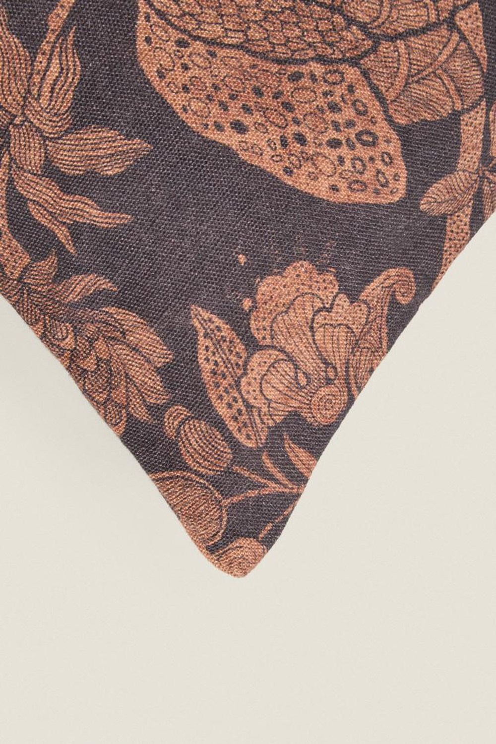 ZARA HOME ЧЕХОЛ ДЛЯ ДЕКОРАТИВНОЙ ПОДУШКИ С ЦВЕТОЧНЫМ ПРИНТОМ, ЦВЕТ БУРГУНДСКОГО ВИНА