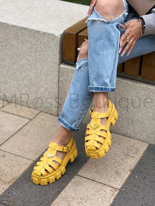 Женские желтые резиновые сандалии Prada