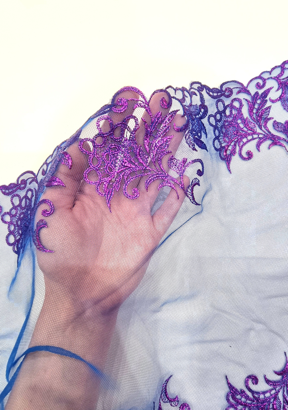 Вышивка на сетке неэластичная синяя с фиолетовыми цветами К021