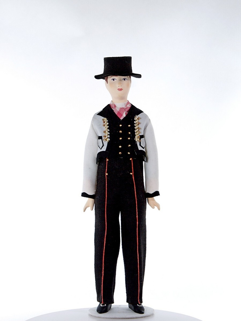 Кукла фарфоровая коллекционная в национальном мужском костюме. Норвежец