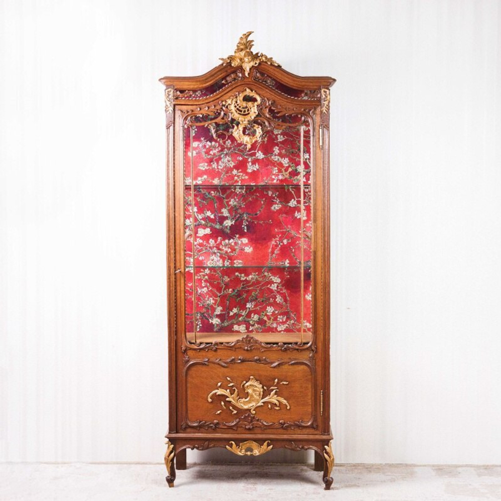 Витрина из дуба с позолотой в стиле Рококо