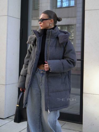 Удлиненный женский пуховик темно-серого цвета