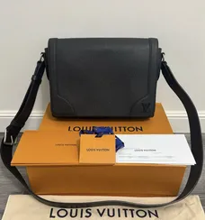 Сумка-мессенджер Louis Vuitton Flap из кожи Taiga
