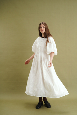 Платье с жабо и рукавами-фонариками из хлопкового шитья "Цветы"