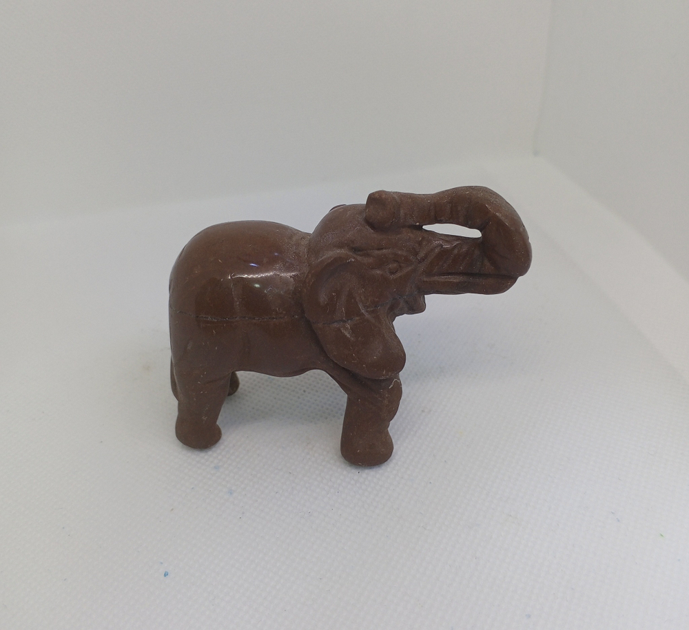 Слоник из коричневой яшмы