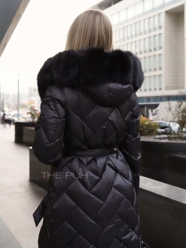 Черный длинный стеганый пуховик с черным мехом на капюшоне