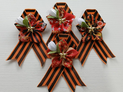 Брошь на 9 мая (Цветок) из георгиевской ленты с букетиком