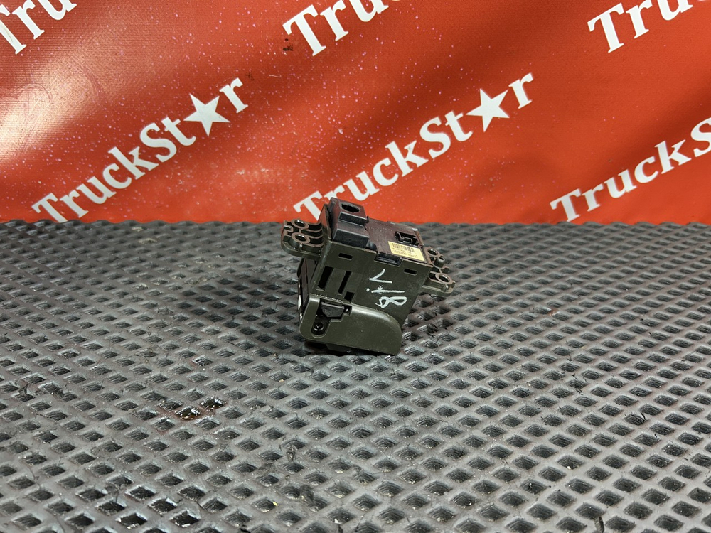 Кнопка ручного тормоза