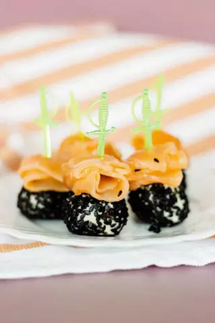 Козий сыр с дальневосточной семгой и черным кунжутом (15 гр.)