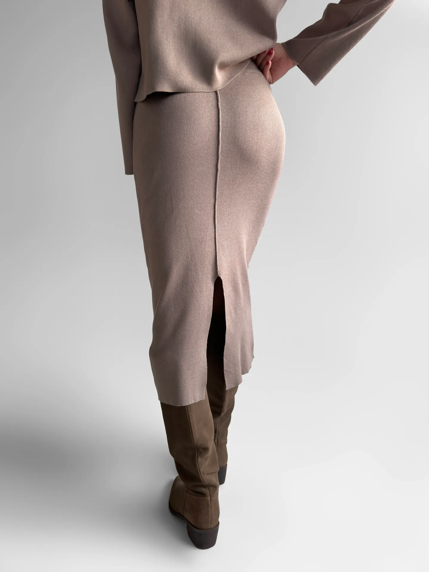 Костюм JN 5368 из удлиненной юбки со стрелкой и свитера темно-бежевый