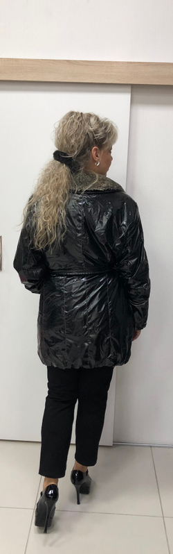 Женский утепленный плащ с поясом и сьемным меховым воротником