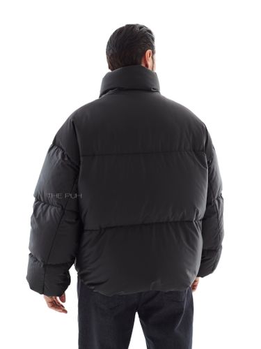 Короткий черный стеганый пуховик