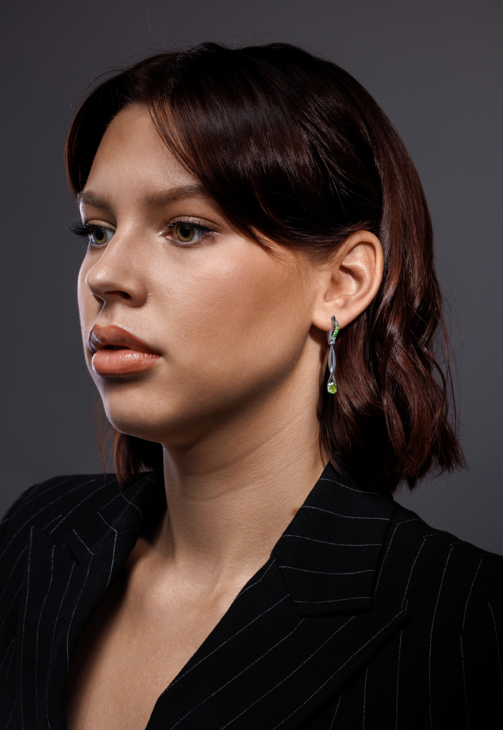 Серьги из серебра со вставками из зеленых фианитов