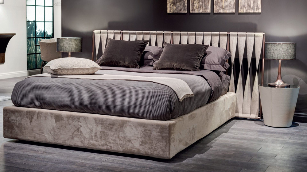 Двуспальная кровать с металлическим изголовьем