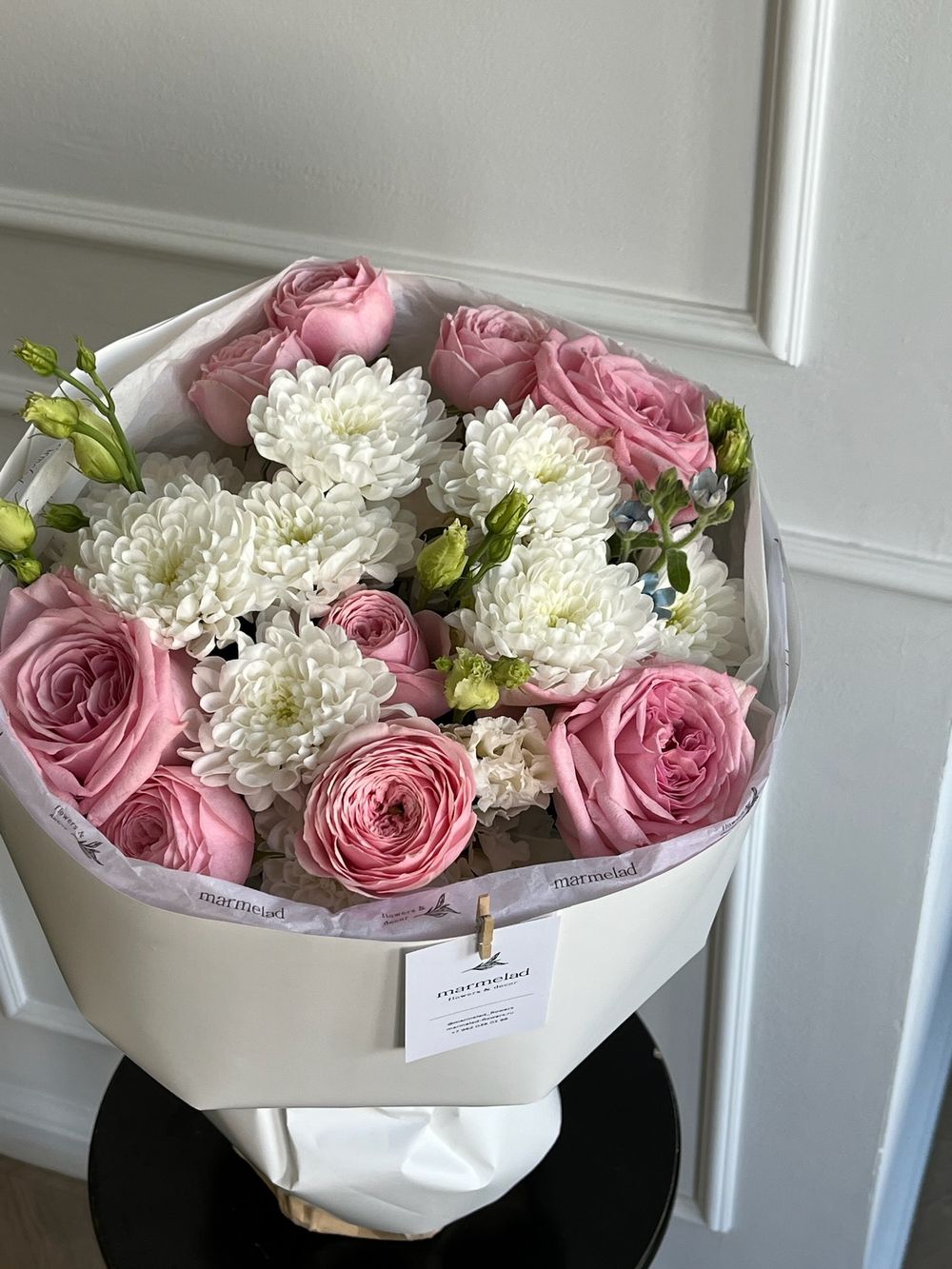 Букет сборный из хризантемы, одноголовой пионовидной розы и оксипеталума