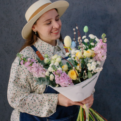 170. Нежный весенний букет с маттиолой и вербой
