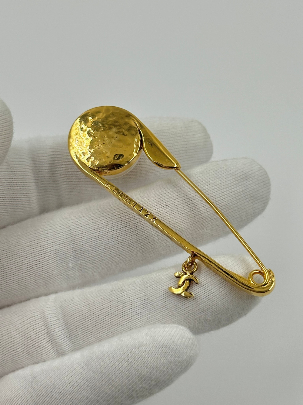 Брошь в виде булавки Chanel