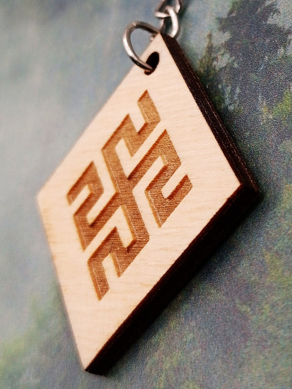 Брелок из дерева Родовик