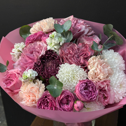 Букет из микса роз, хризантем и диантусов
