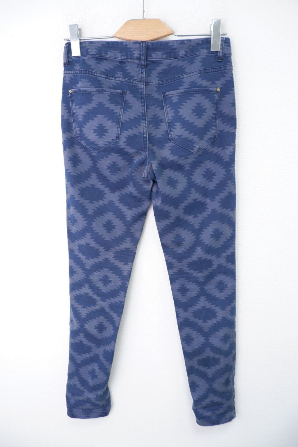 Джинсы Sfera с необычным принтом 42 размер