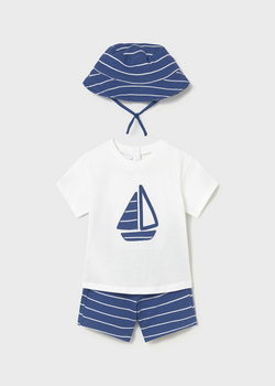 футболка с шортами и панамкой