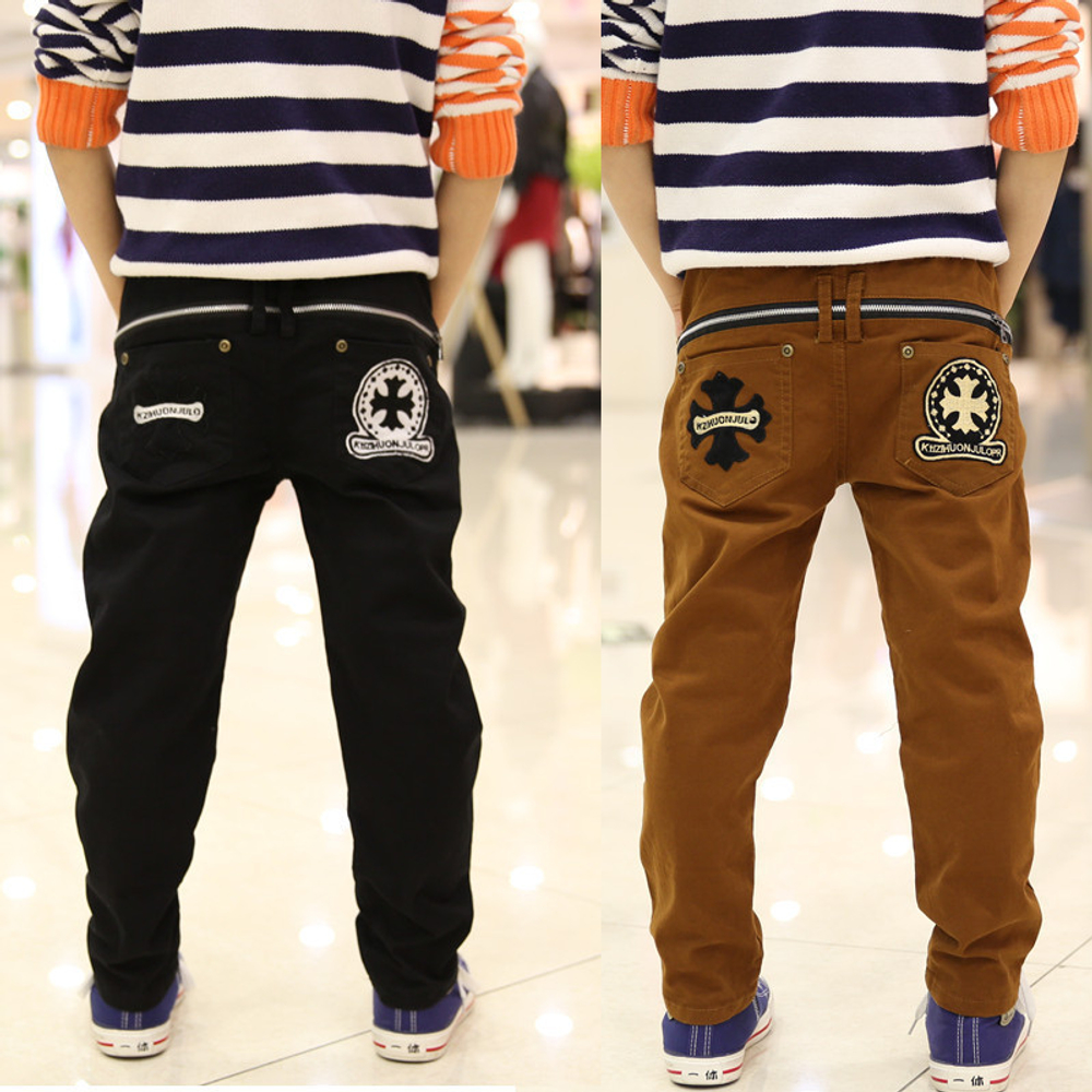 Брюки для мальчика с контрастной вышивкой и молнией на поясе