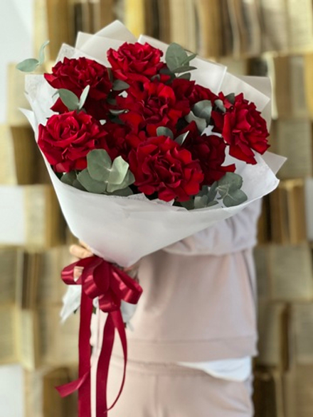 Красные французские розы премиум сорта и эвкалипт в элегантном оформлении