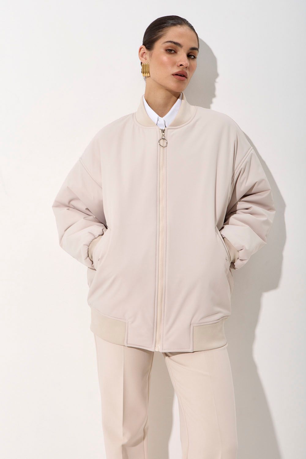 Куртка бомбер пудрово-бежевого цвета