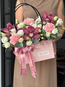 Утонченное сочетание цимбидиума, диантуса, эустомы и эвкалипта в лаконичной композиции от Флора Маркет