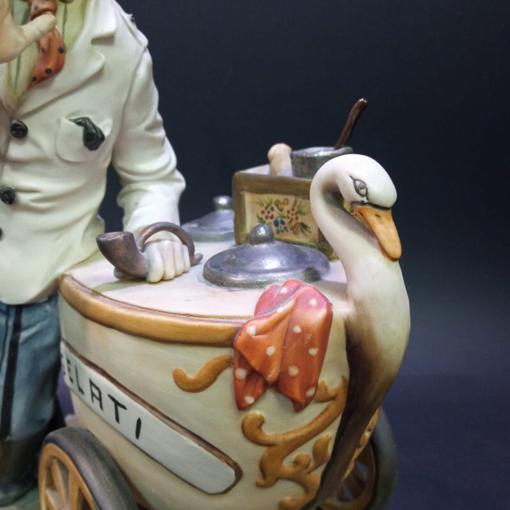 Фарфоровая мануфактура «Продавец мороженного»